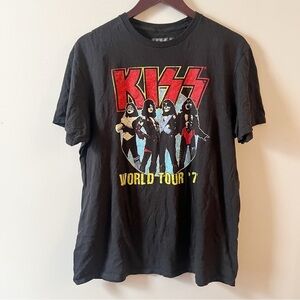 Kiss World Tour ‘77 Band Tee Size Men’s Large Short Sleeves Cotton